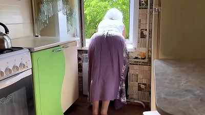 old milf with a thick and beautiful booty waited for assfuck hookup on the floor