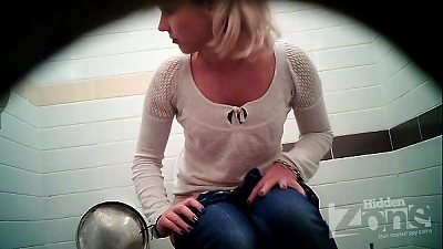 successful voyeur vid of the toilet. view from the 2 cameras.